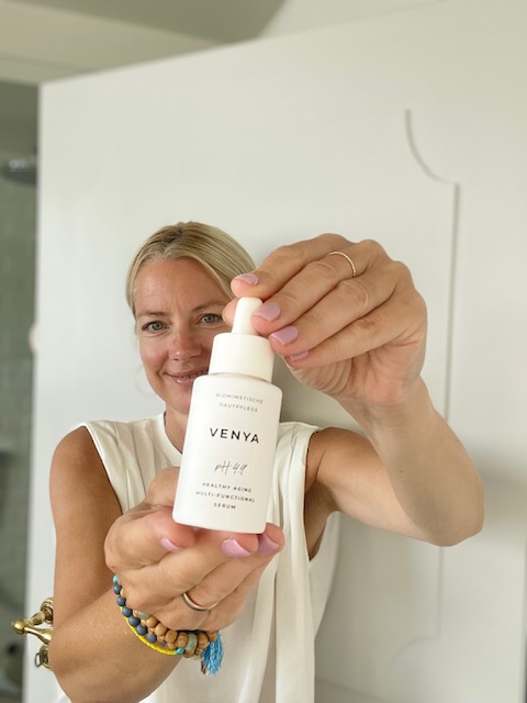 Nina Ritter testet die Pflegeprodukte von Venya