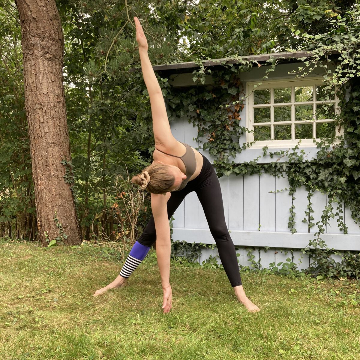 Stephanie Neumann, Gründerin von Yoga For Cancer und der Happie Haus App, beim Yoga-Training