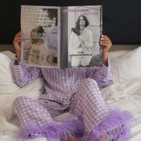 Grece Ganham im Bett beim Lesen