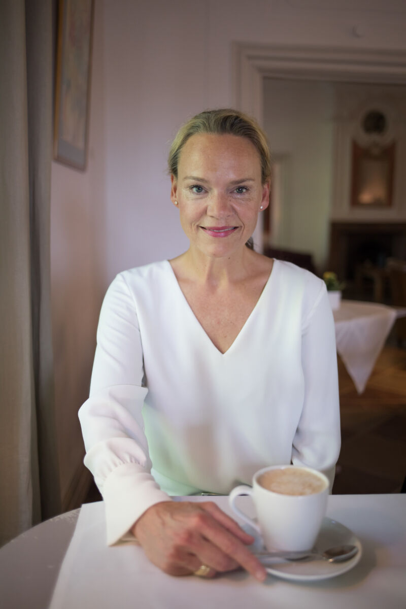 Sabine Heyden-Straub beim Kaffee trinken 