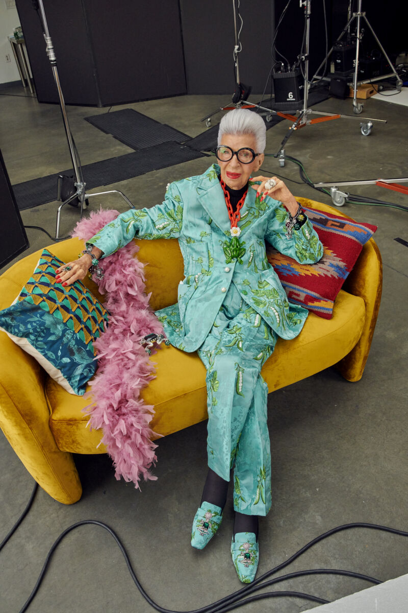 Iris Apfel in einem Outfit ihrer Kollektion für H&M 2022