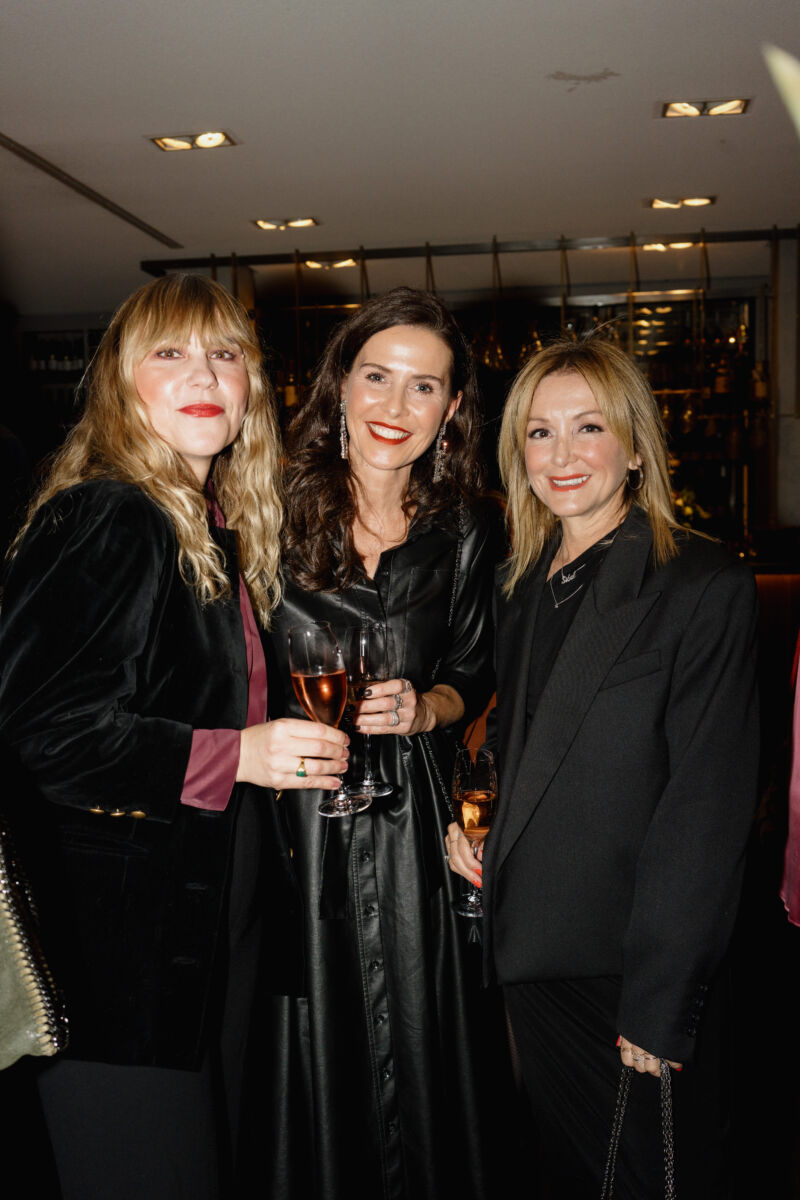 (v.l.n.r.) Stephanie Neubert mit Model Babett Konau und Podcasterin und Netzwerkerin Sibel Brozat 