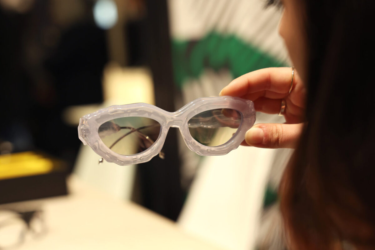 Brillenmodell auf der internationalen Brillenmesse MIDO in Mailand (2023)