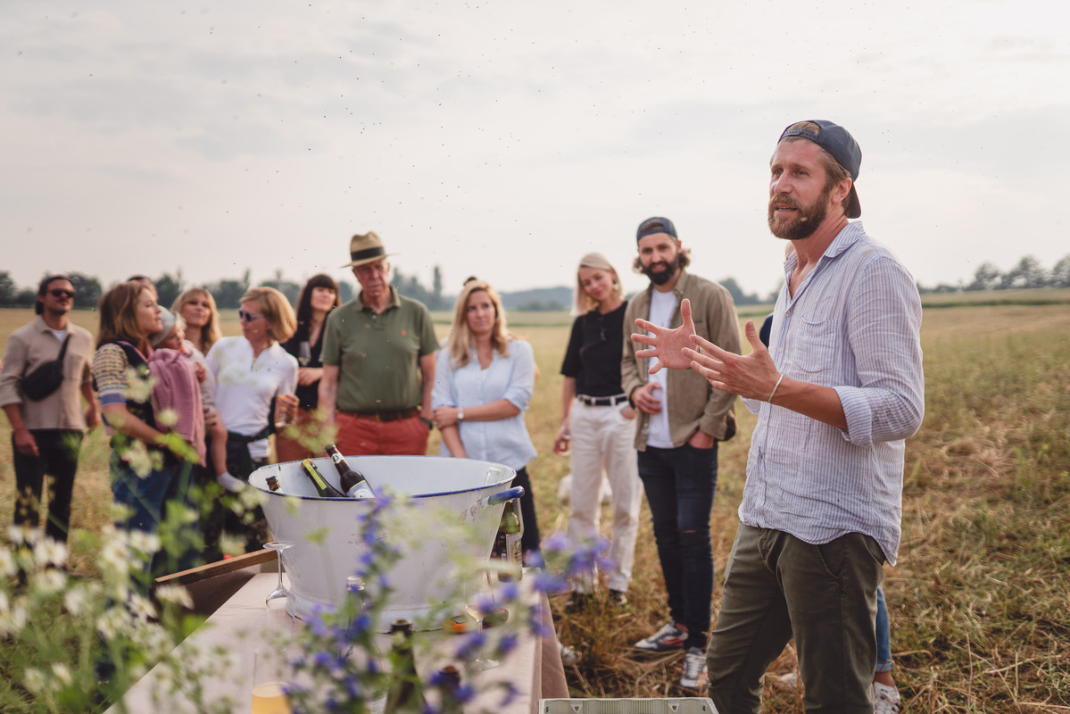 Agrar-Manager Benedikt Bösel mit interessierten Besuchern
