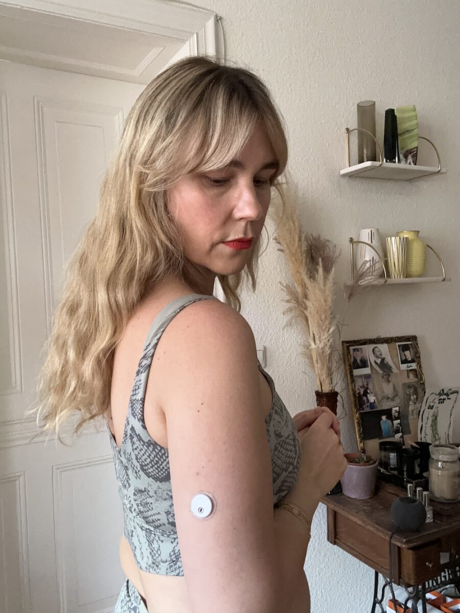 HEYDAY: Stephanie Neubert testet die Blutzucker-App von HELLO INSIDE