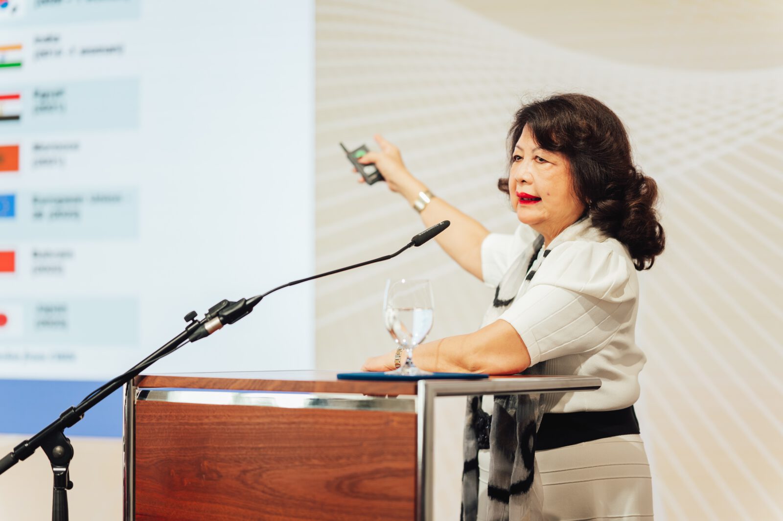 Global Summit of Women 2025 in Berlin: Irene Natividad (Mitte), Präsidentin des Global Summit of Women