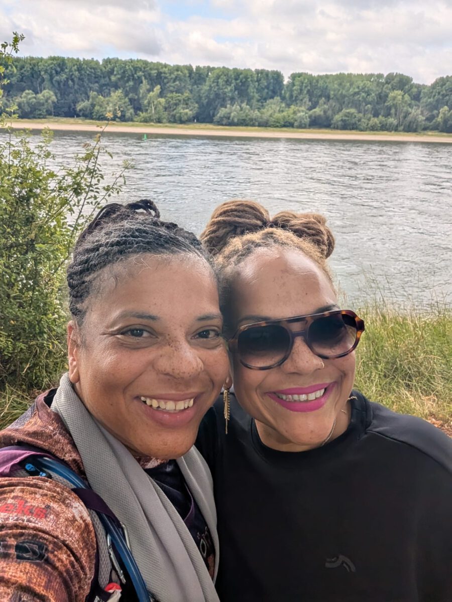 HEYDAY x Orthomol: Annette Akuéson und ihre Schwester Liz
