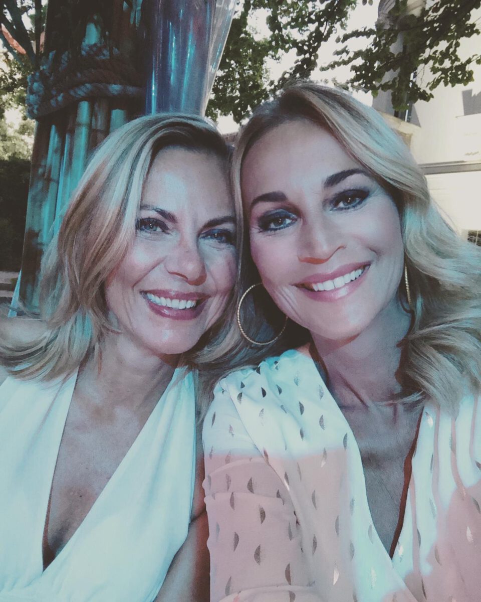 Caroline mit ihrer langjährigen Freundin Kristina Lüdke, Moderatorin und Journalistin 