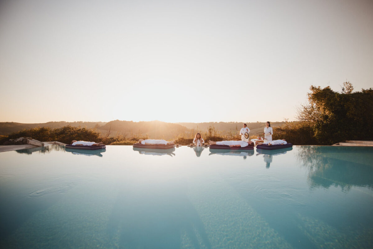 HEYDAY x Datu Wellness: Relaxed am Pool