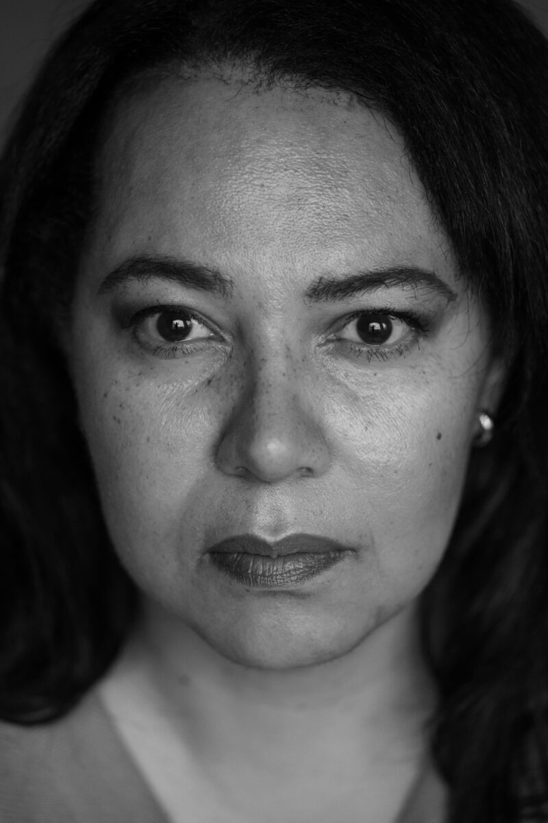 Im Buch (UN)ERHÖRT: Diana ist Hinterbliebene eines Femizidopfers,