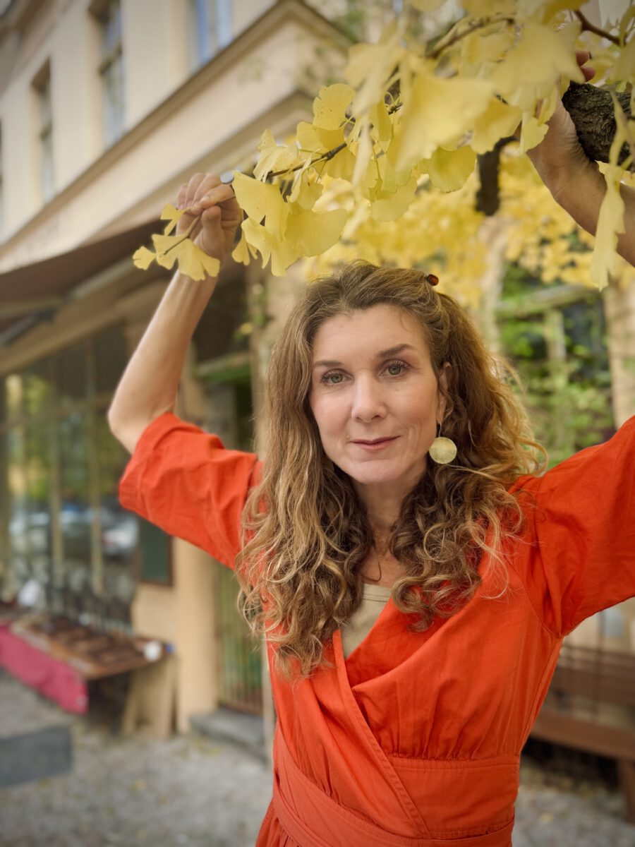 Greta Namboutin in einem ruhigen Moment, der Selbstfürsorge und innere Balance symbolisiert