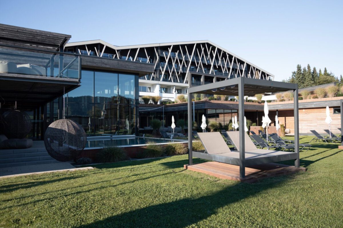 Außenpool undWellnessgarten der Rosenalp in Oberstaufen