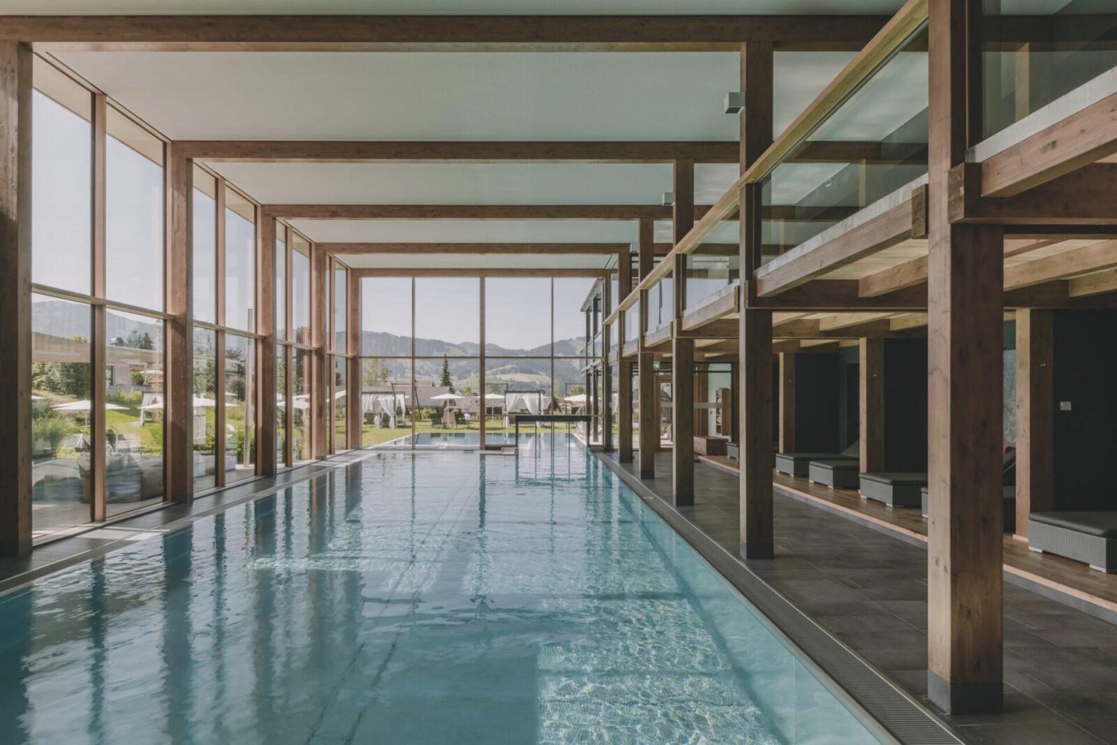Der Pool mit Blick auf die Berge der Rosenalp in Oberstaufen 