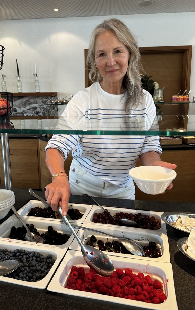Kate in Resort am Frühstücksbuffet im Gesundheitsresort Rosenalp im Allgäu