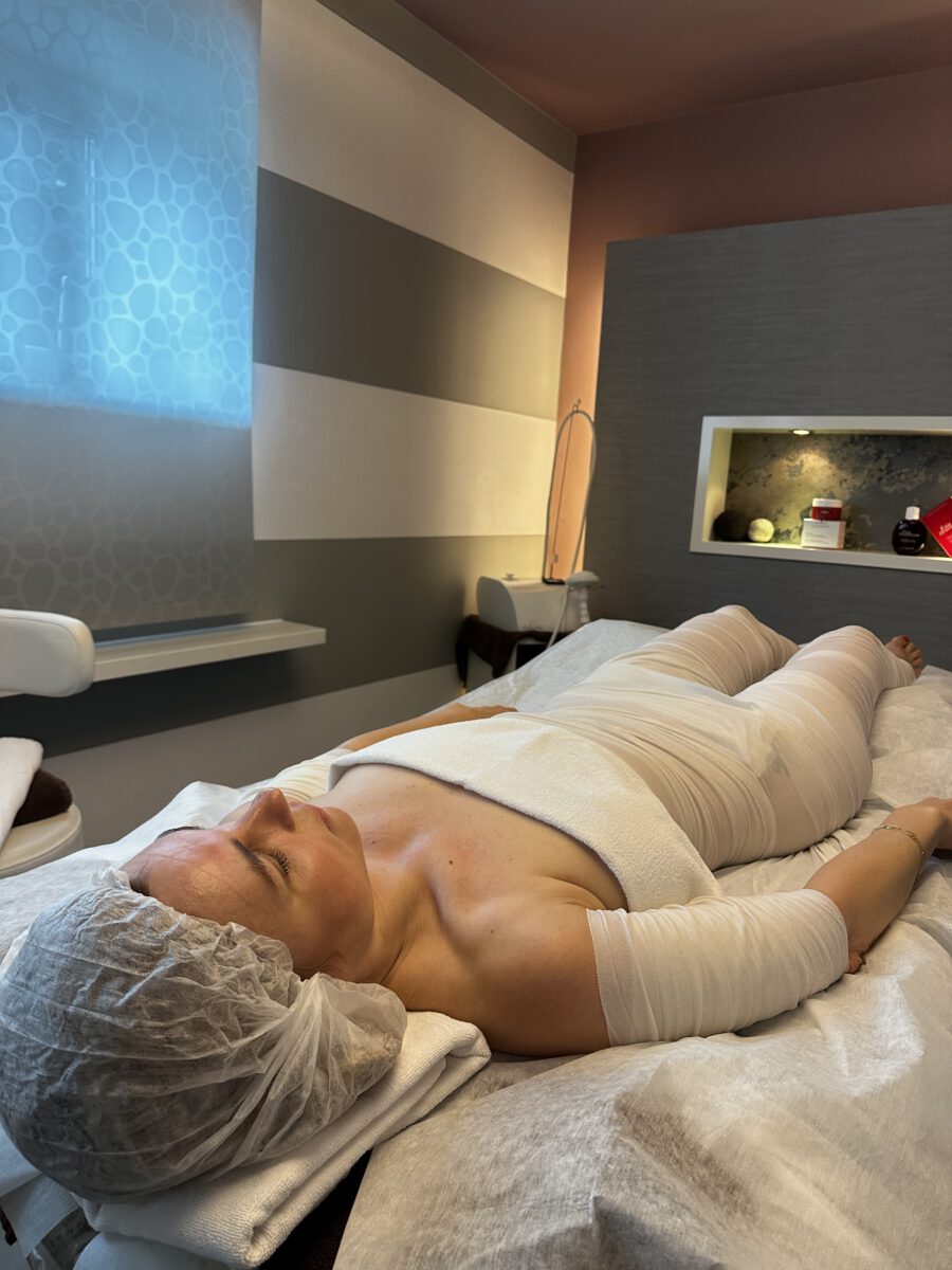 Packung mit straffenden Wickeln im Gesundheitsresort Rosenalp in Oberstaufen während der Schrothkur