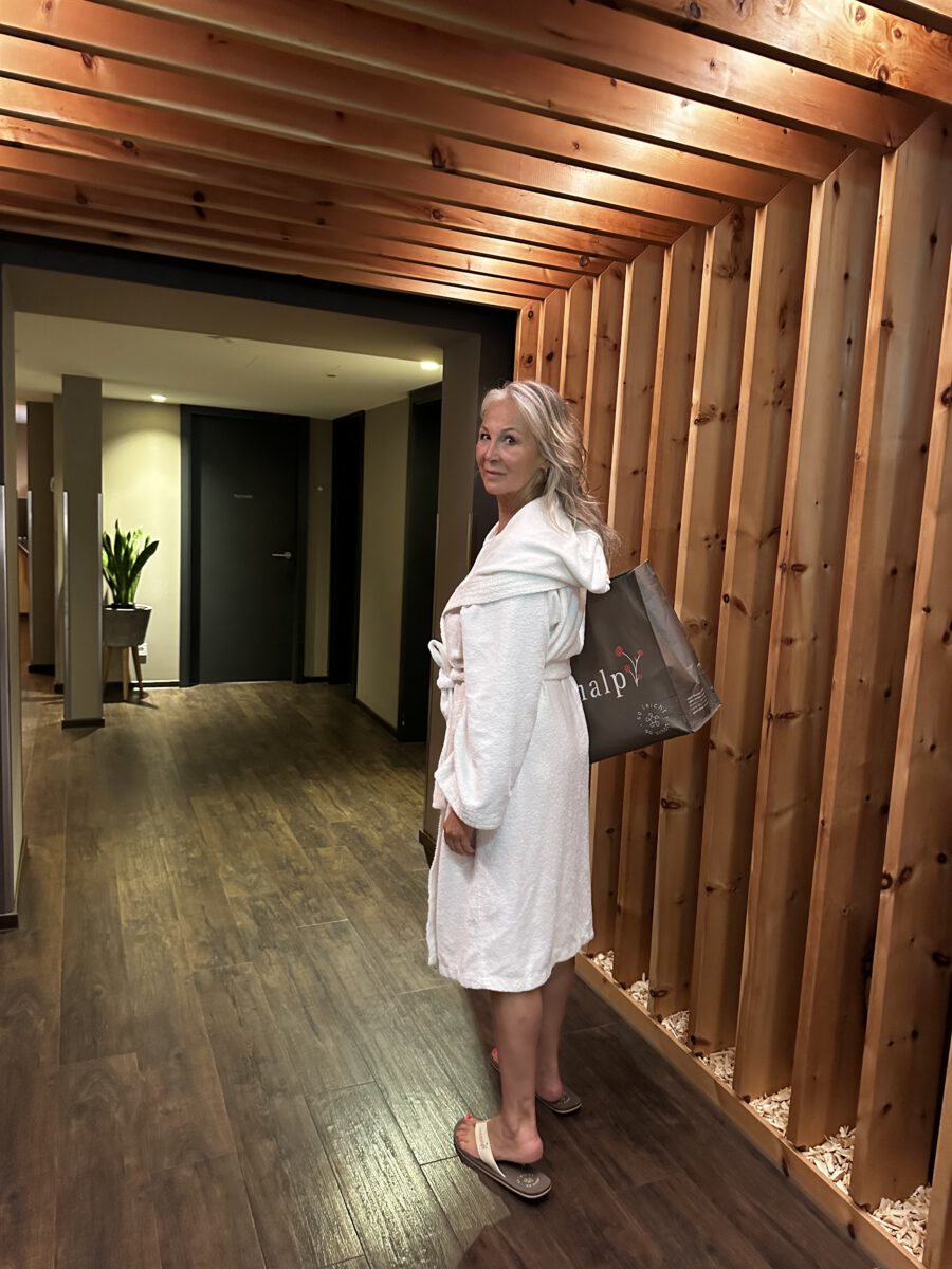 Kate Merkle auf dem Weg ins Spa der Rosenalp in Oberstaufen