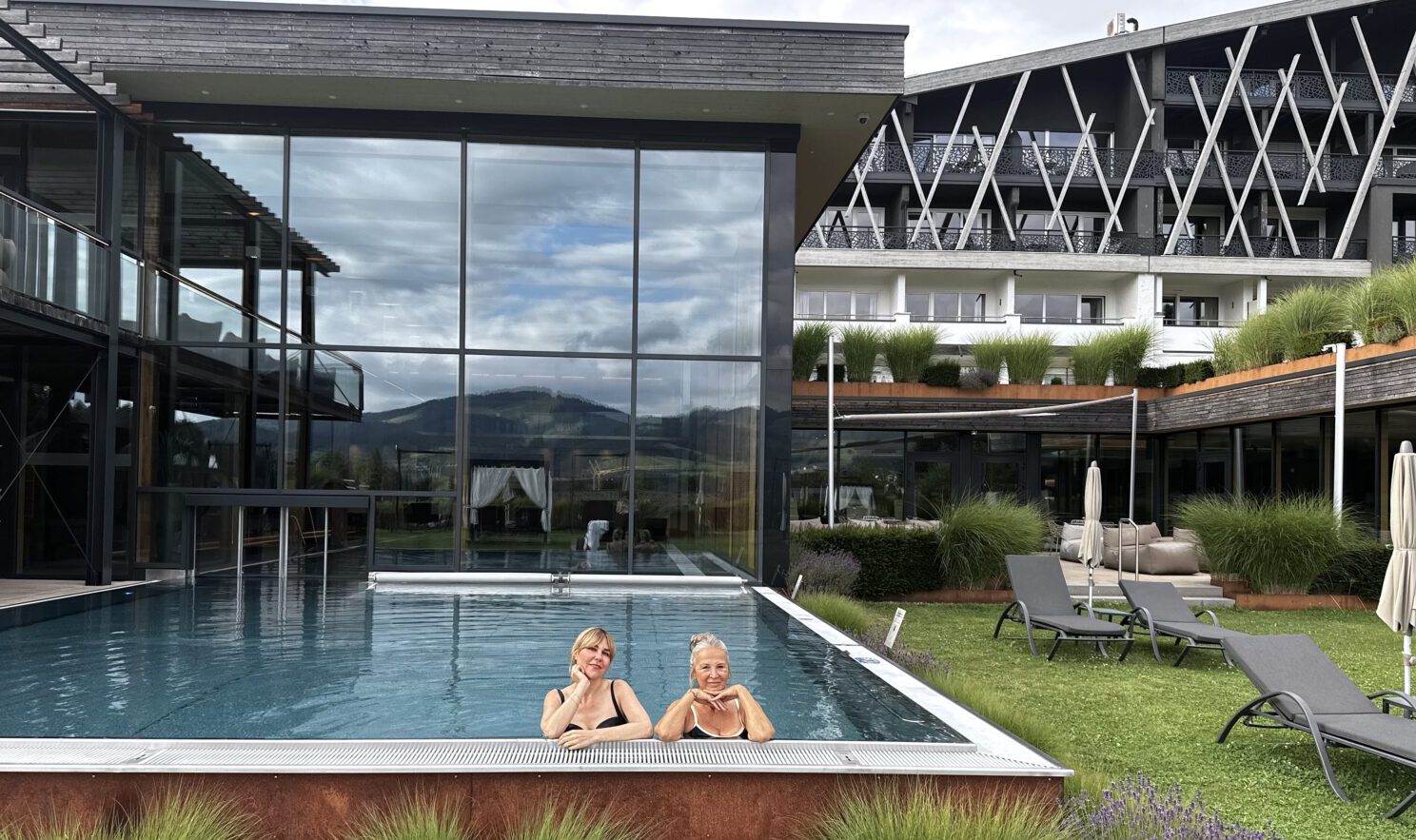 Stephanie Neubert und Kollegin Kate Merkle im Außenpool der Rosenalp in Oberstaufen während ihres Gesundheitsurlaubs im Allgäu