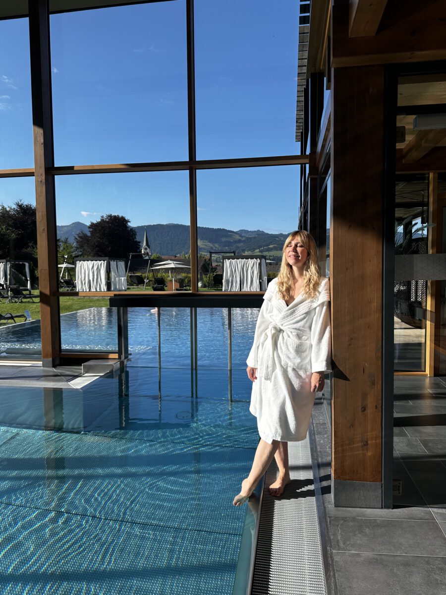 Stephanie Neubert am Pool der Rosenalp in Oberstaufen während ihres Gesundheitsurlaubs im Allgäu