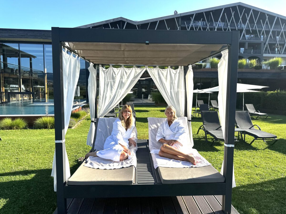 Stephanie und Kate ruhen sich nach der Sauna im Liegebereich in der Gesundheitsresort Rosenalp aus
