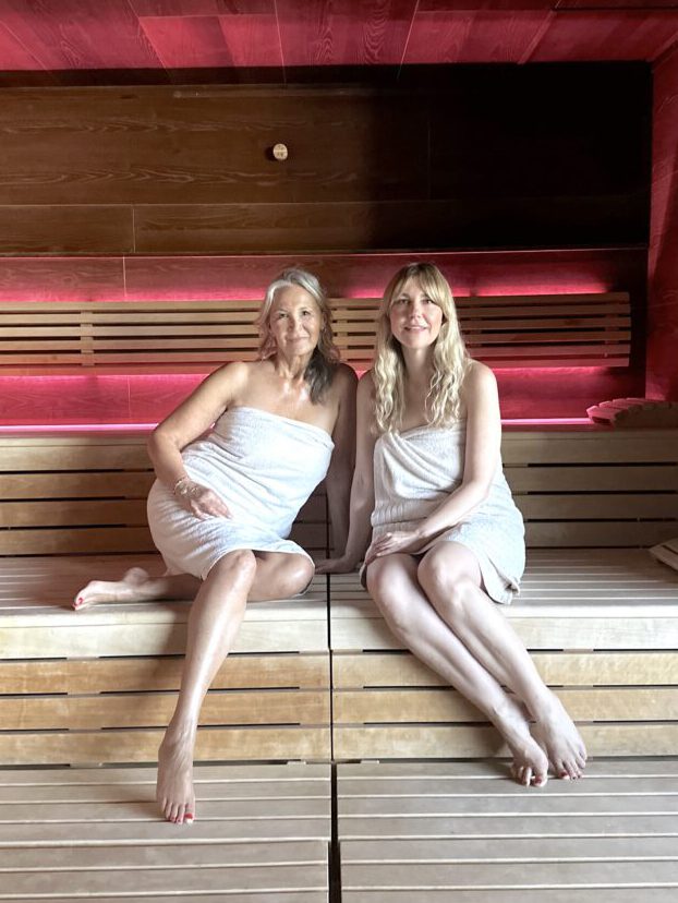 Stephanieund Kate in der Sauna während ihres Gesundheitsaufenthalts in der Rosenalp in Oberstaufen