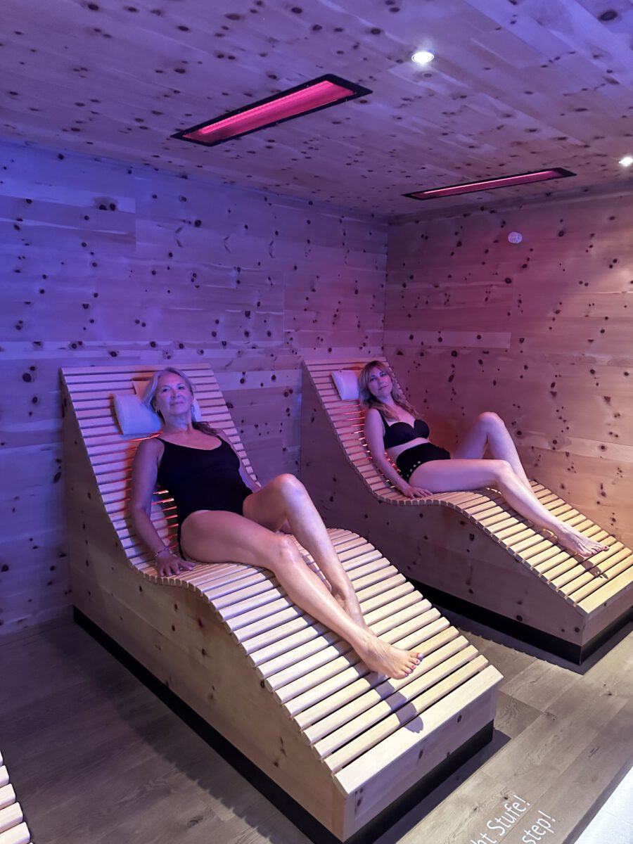 Stephanie und Kate in der Infrarot-Sauna während ihres Gesundheitsaufenthalts in der Rosenalp in Oberstaufen