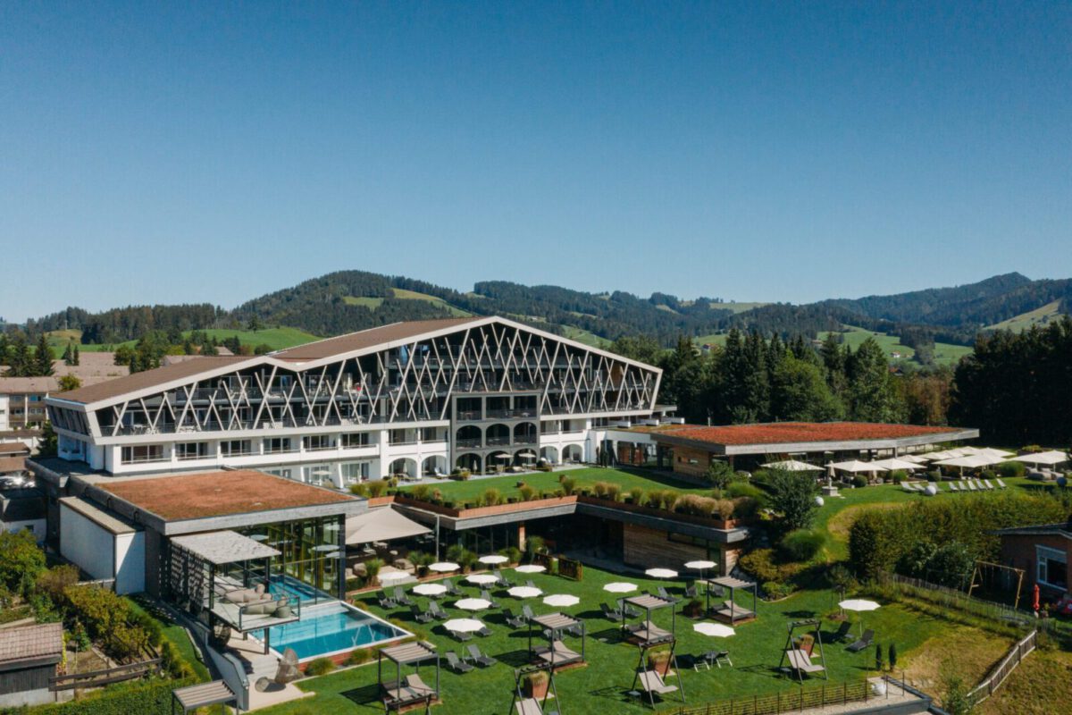 Das Rosenalp Gesundheitsresort & Spa oberhalb des Allgäuer Kurorts Oberstaufen, umgeben von Wiesen, Wäldern und Bergpanoramen