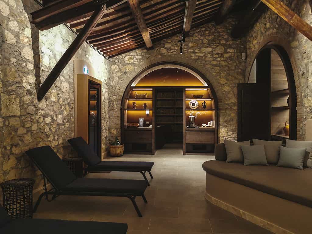 Das Spa von Terme di Saturnia verbindet Thermalwasser, Sauna, Dampfbad, Massagen, Beauty-Treatments und Ruhebereiche zu einem umfassenden Regenerationsangebot