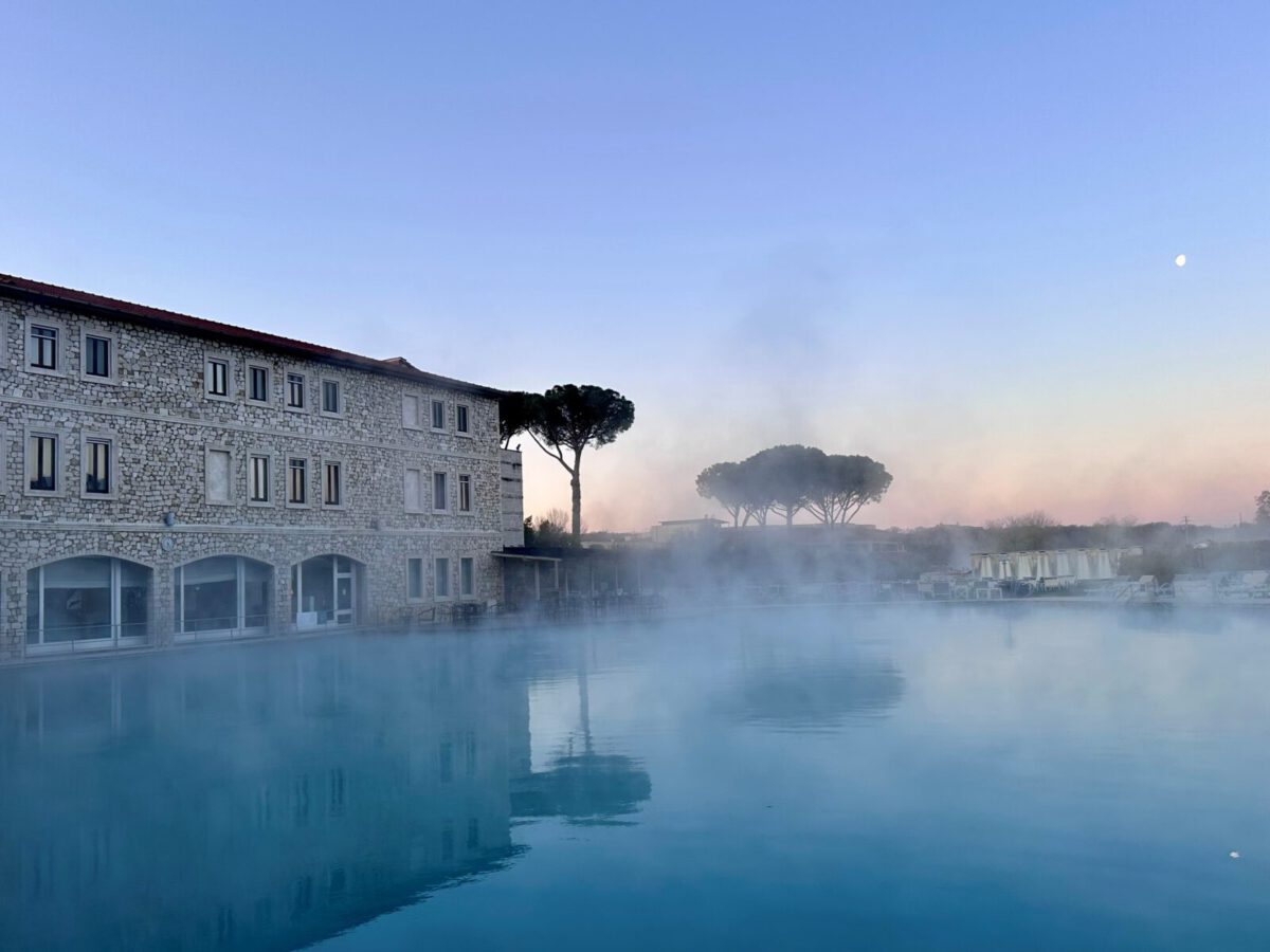 Morgennebel in der Terme di Saturnia in der Toskana