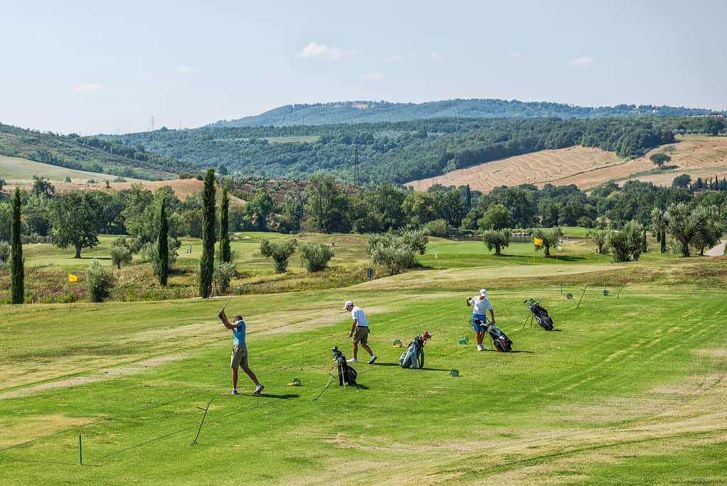 Golf als Teil des Wellbeing-Erlebnisses: Der 18-Loch-Platz von Terme di Saturnia fügt sich in die sanften Hügel der Maremma 