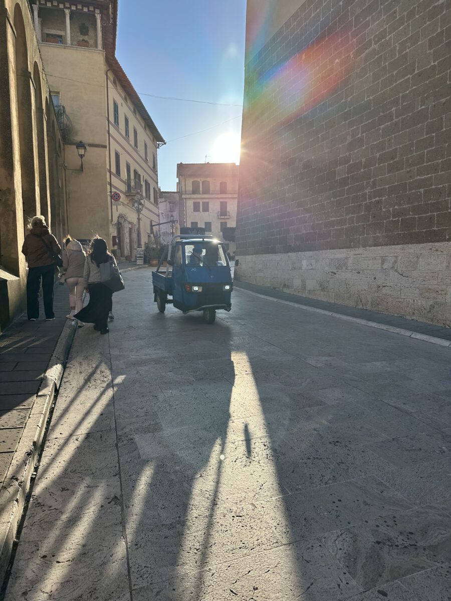 Pitigliano zeigt eine andere Seite der Maremma: Das mittelalterliche Städtchen liegt spektakulär auf einem Tuffsteinfelsen 