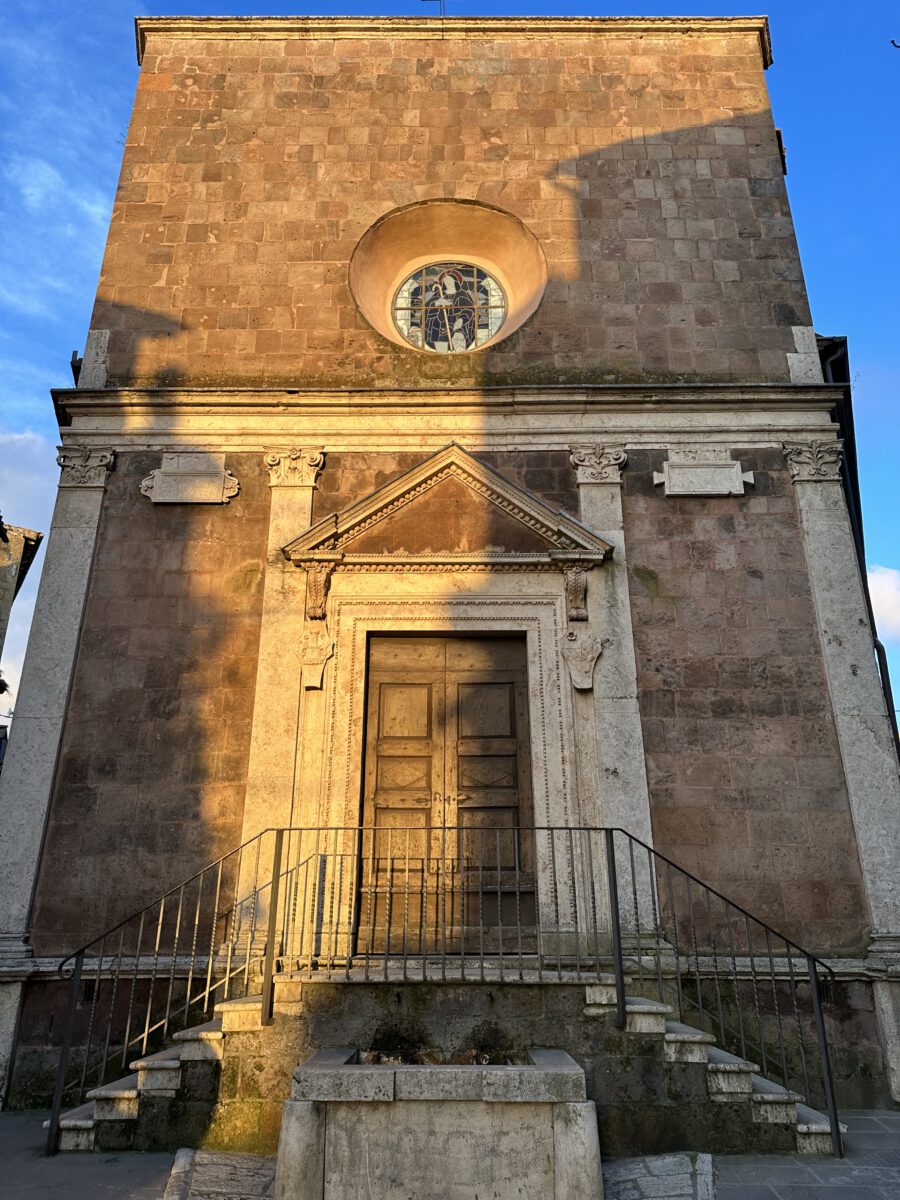 Pitigliano zeigt eine andere Seite der Maremma: Das mittelalterliche Städtchen liegt spektakulär auf einem Tuffsteinfelsen 