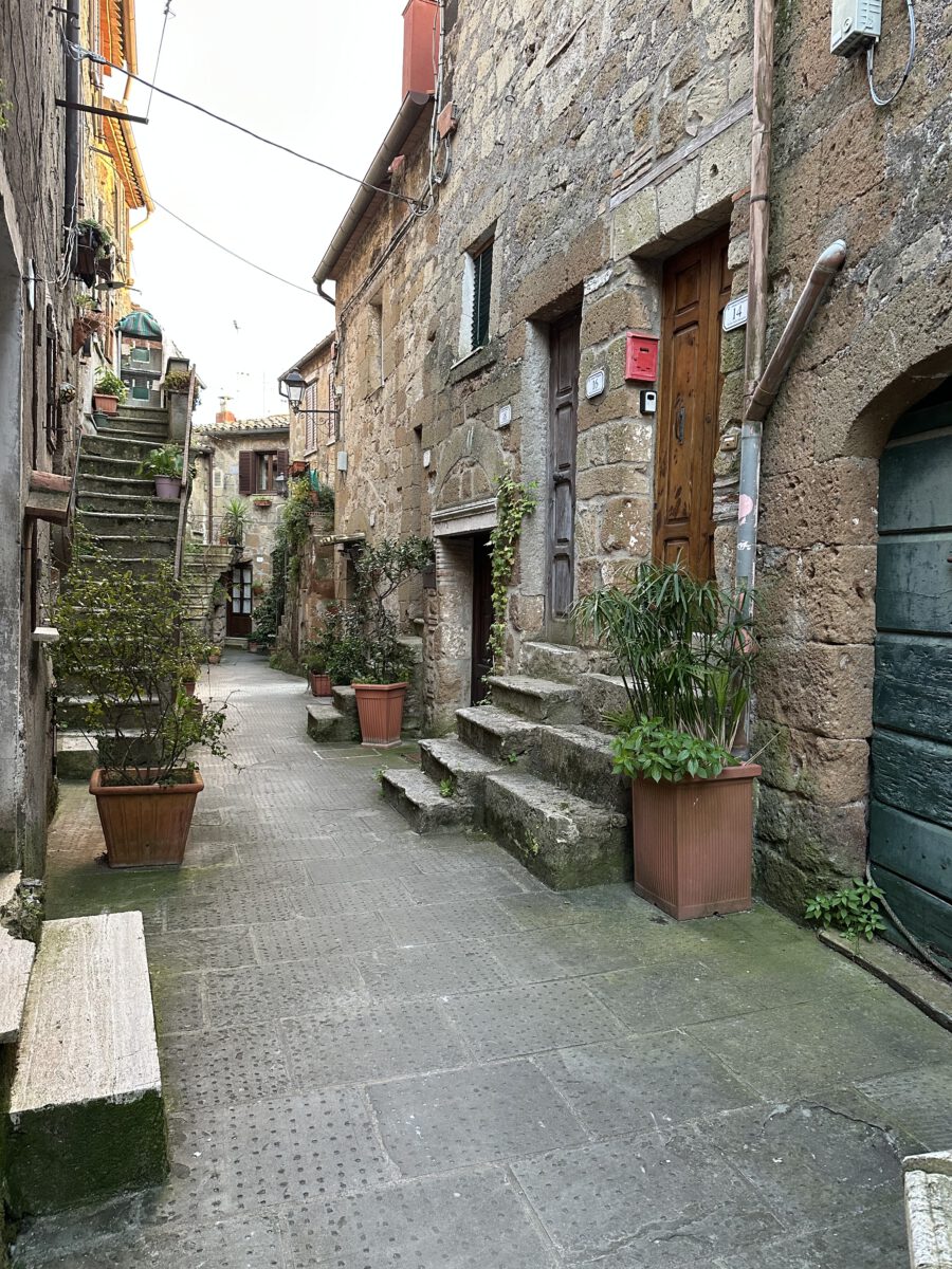 Pitigliano zeigt eine andere Seite der Maremma: Das mittelalterliche Städtchen liegt spektakulär auf einem Tuffsteinfelsen 