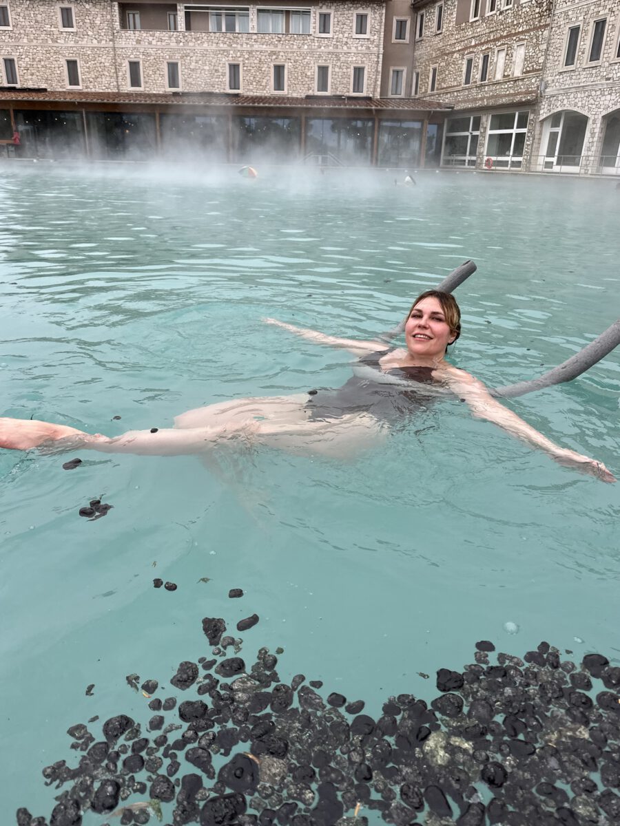 Floaten in Saturnia: Während der Resort-Pool von Terme di Saturnia die Quelle in eine ruhige, geschützte Form bringt, erlebt man an den Cascate del Mulino die wilde Seite desselben Wassers