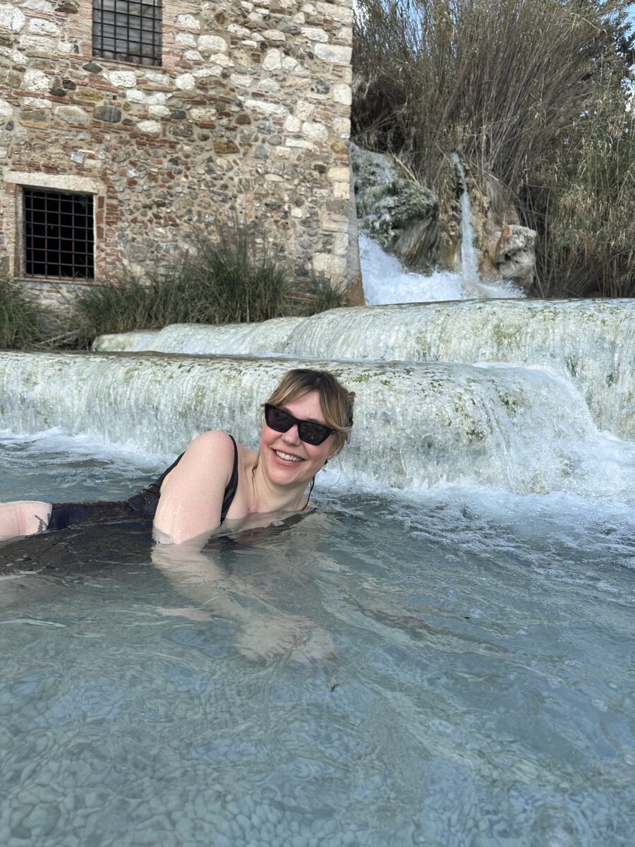 Floaten in Saturnia: Während der Resort-Pool von Terme di Saturnia die Quelle in eine ruhige, geschützte Form bringt, erlebt man an den Cascate del Mulino die wilde Seite desselben Wassers