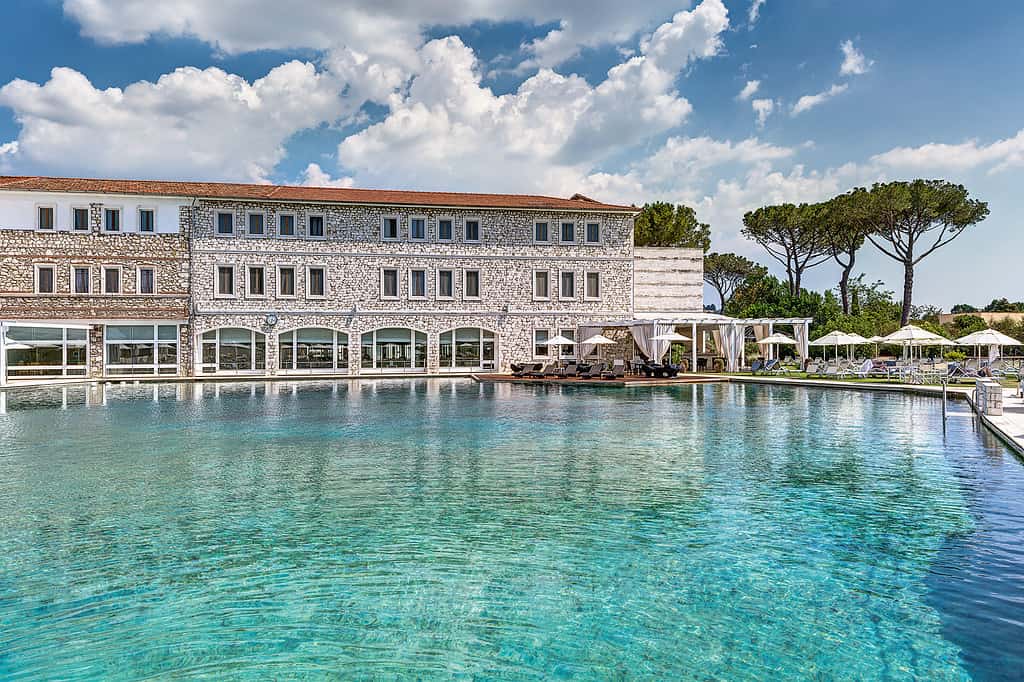 Das Spa von Terme di Saturnia verbindet Thermalwasser, Sauna, Dampfbad, Massagen, Beauty-Treatments und Ruhebereiche zu einem umfassenden Regenerationsangebot