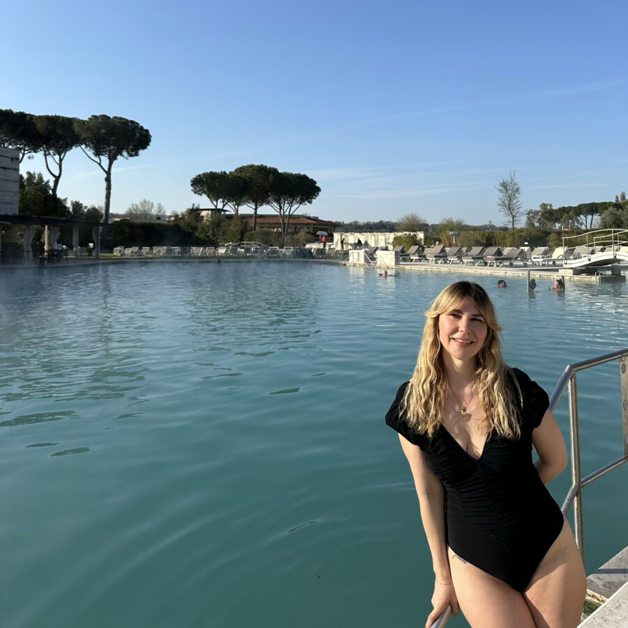 Stephanie vor dem Hauptpool der Terme di Saturnia in der Toskana
